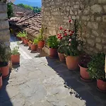 Mangalem Хостел Берат